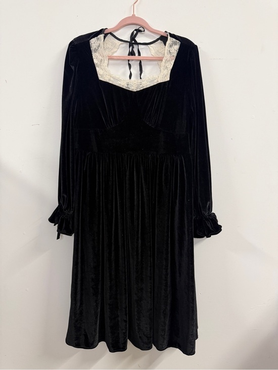 Yore Finery Dresses & Skirts - Yore Finery L/XL Black Velvet Long Sleeve Dress with Lace Trim